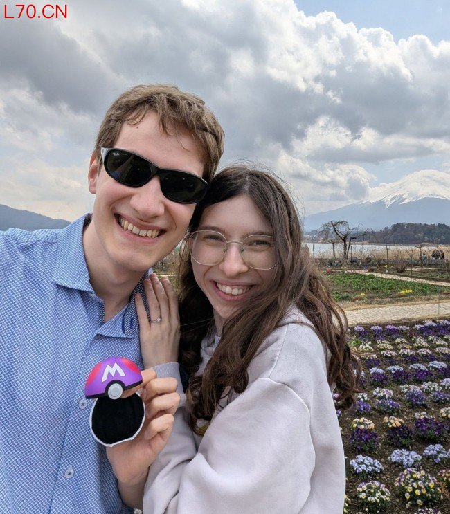 国外男子用《宝可梦》大师球求婚 妹子笑着答应了