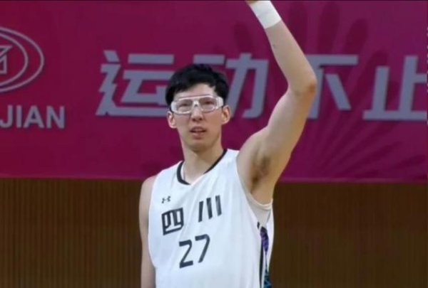 男篮周琦时代结束了！无他进攻更流畅，一人已彻底取代他的位置