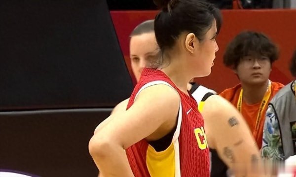 女篮半场惨败比利时! 杨舒予张子宇遮羞布, 2内狂铁, 攻守曝弊端